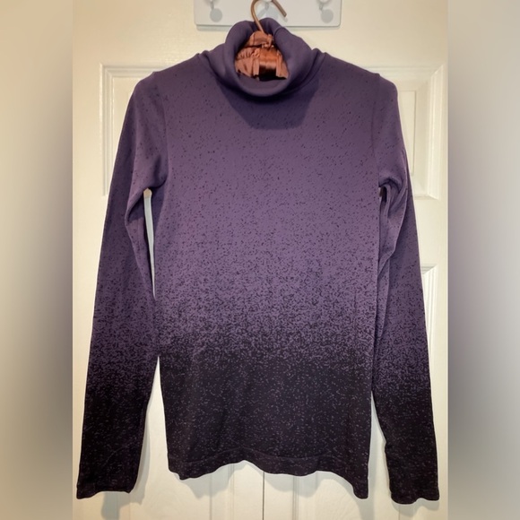Athleta Flurry base layer ombré turtleneck. worn once. Size Small EUC - Picture 10 of 10
